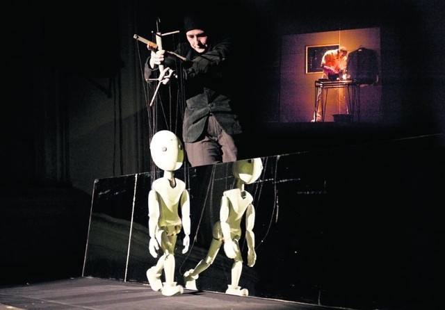 Elżbieta Kosecka z marionetką Pana K. otworzyła i zamknęła spektakl.