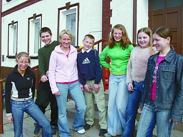 Sylwia Drozdowska, Piotr Troche, Sylwia Swaczyna, Tomasz Moschner, Aneta Drozdowska, Justyna Mateja i Joanna Troche stanowią ledwie cząstkę dzieci i młodzieży z Naroka, którym marzy się klub sportowy z prawdziwego zdarzenia. Od radnych gminy Dąbrowa zależeć będzie, czy powstanie gminny klub tenisa stołowego.