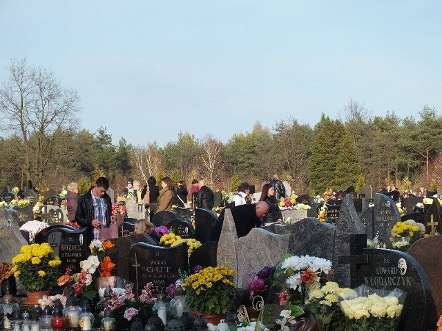 Mieszkańcy Starachowic tłumie odwiedzali groby swoich bliskich. Na zdjęciu cmentarz na Bugaju.