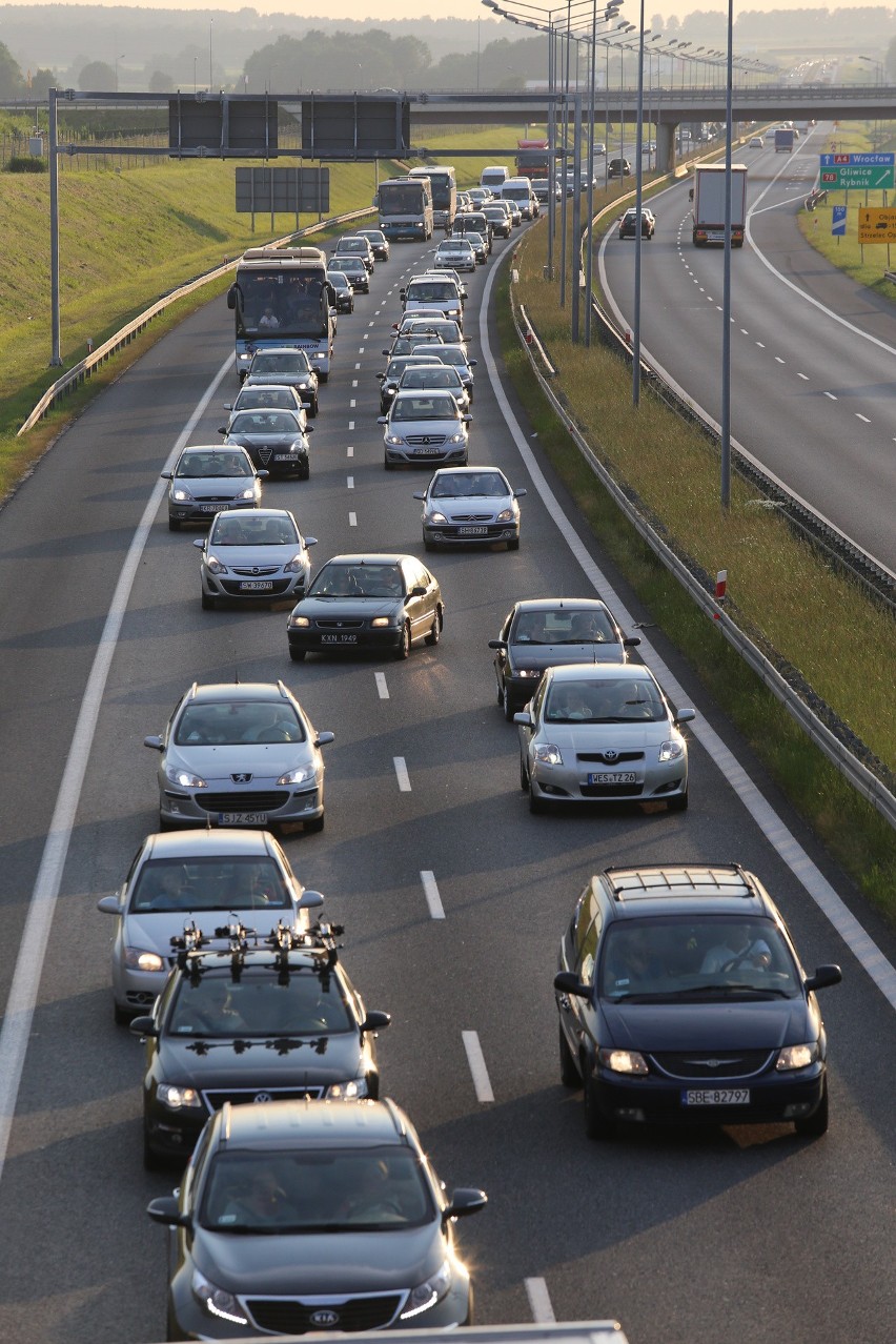 Około 35 procent mieszkańców Śląska spędza w drodze do pracy 45 minut