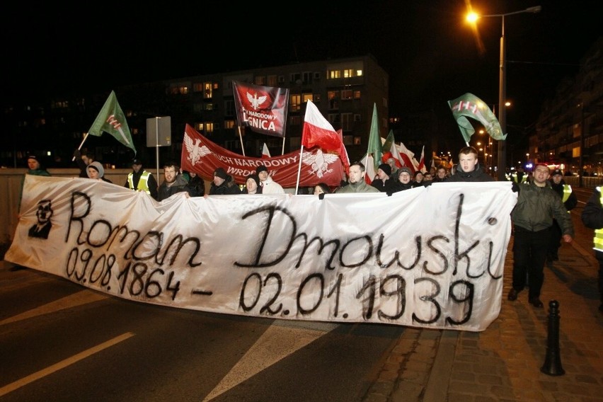 Wrocław: Uczcili pamięć Romana Dmowskiego. Przemaszerowali przez centrum [ZDJĘCIA]