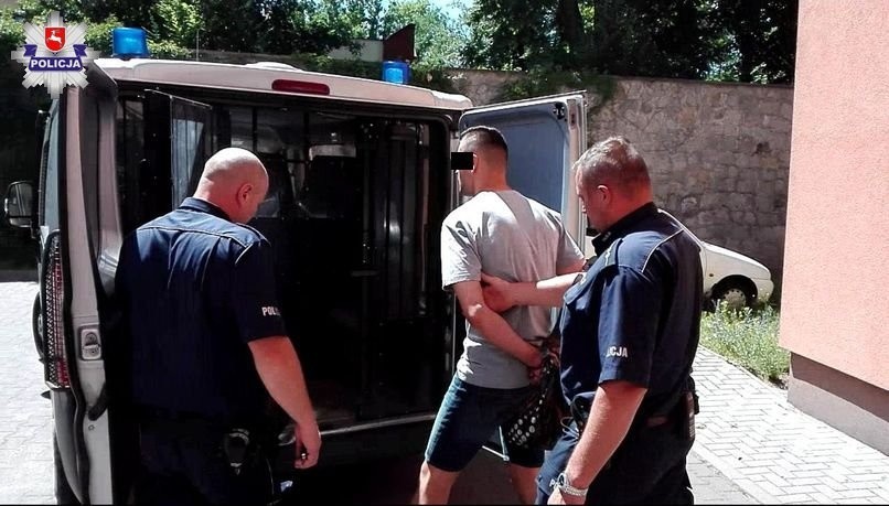 Dwóch mieszkańców Puław pobiło policjanta