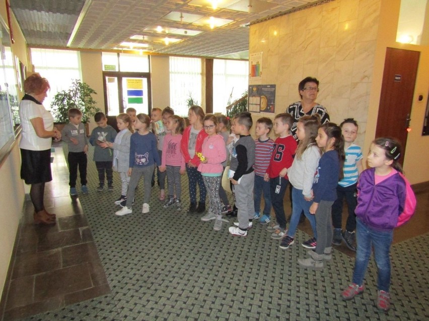 Uczniowie pińczowskich szkół uczcili Światowy Dzień Książki dla Dzieci... wizytą w bibliotece [ZDJĘCIA]