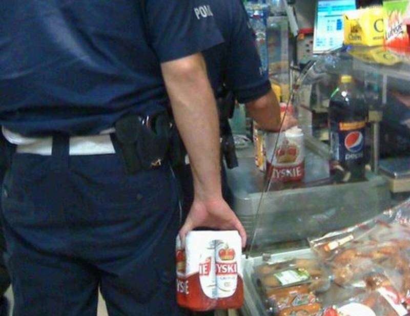Na zdjęciach widać, jak umundurowani policjanci kupują w...