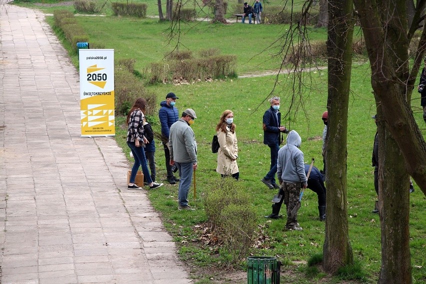 Sadzenie drzewek w parku w Suchedniowie z inicjatywy Stowarzyszenia Polska 2050