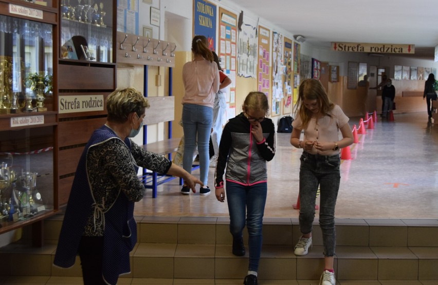 Świętokrzyscy uczniowie wrócili do szkół. Wszyscy się za sobą bardzo stęsknili, radość jest wielka (ZDJĘCIA, WIDEO)