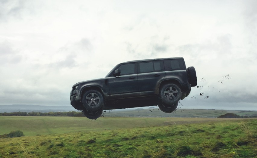 Land Rover Defender w filmie "No Time To Die" jest poddawany...