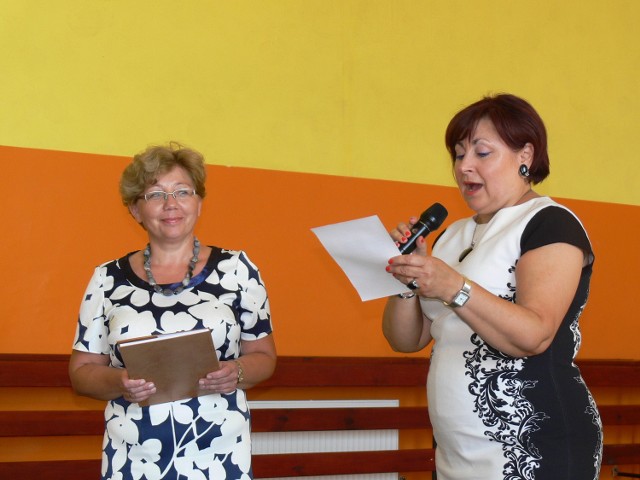 Beata Zając, dyrektor Specjalnego Ośrodka Szkolno - Wychowawczego w Grębowie (z prawej) na pierwszym apelu wręczyła  wychowawcom dzienniki.