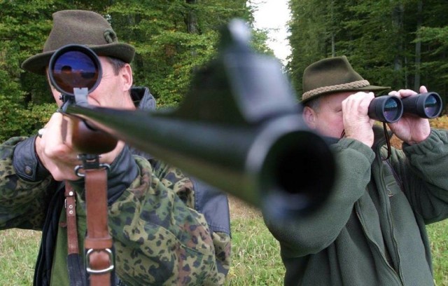 Wypadek na polowaniu! W kompleksie leśnym na terenie Sieńca w gminie Wieluń doszło dziś do wypadku na polowaniu. Postrzelona została 46-letnia kobieta. Poszkodowaną zabrano śmigłowcem do szpitala w Łodzi. Na miejscu pracuje policja.CZYTAJ DALEJ NA NASTĘPNYM SLAJDZIE