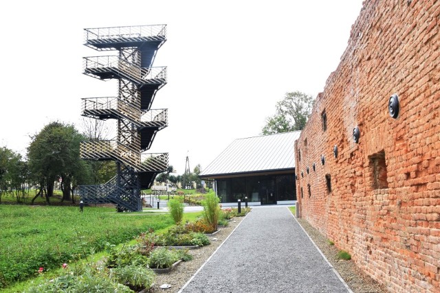 Wieża widokowa jest jest z elementów Centrum Edukacji Ekologicznej, jakie powstało w Czechowicach-Dziedzicach.