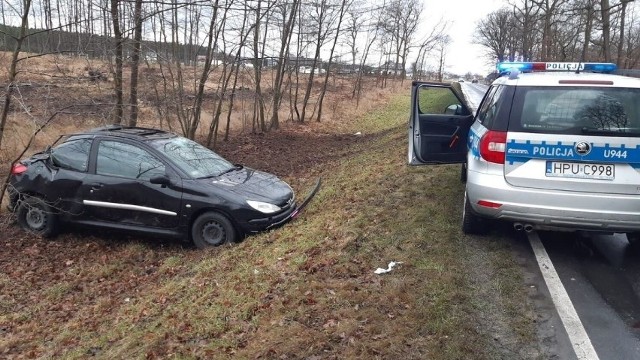 W niedzielę wolsztyńscy policjanci zostali powiadomieni o zdarzeniu, do którego doszło na drodze pomiędzy Siedlcem a Powodowem. Jak ustalono, kierowca stracił panowanie nad pojazdem i wypadł z drogi.