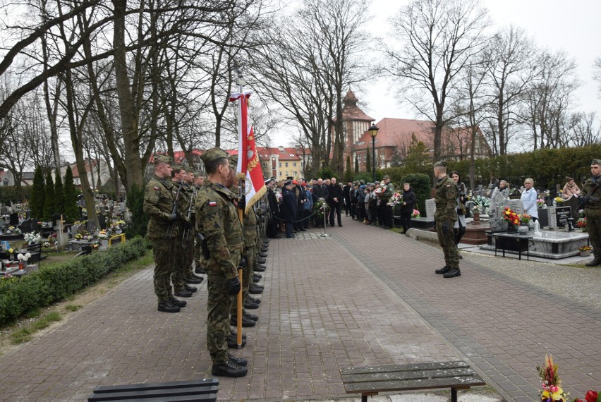 Uroczystości przed Krzyżem Katyńskim na cmentarzu w Ustce