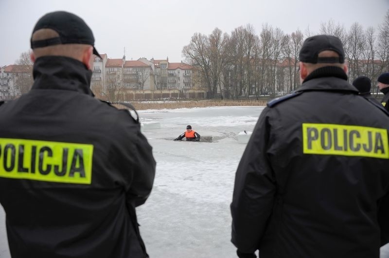 Ul. Podleśna. Policja ratowała topielca. Ćwiczenia na lodzie (zdjęcia, wideo)