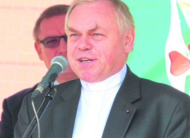 Ksiądz Stanisław Słowik, dyrektor Caritas Diecezji Kieleckiej, otrzymał  honorowe wyróżnienie - Przyjaciela Gminy Pacanów.