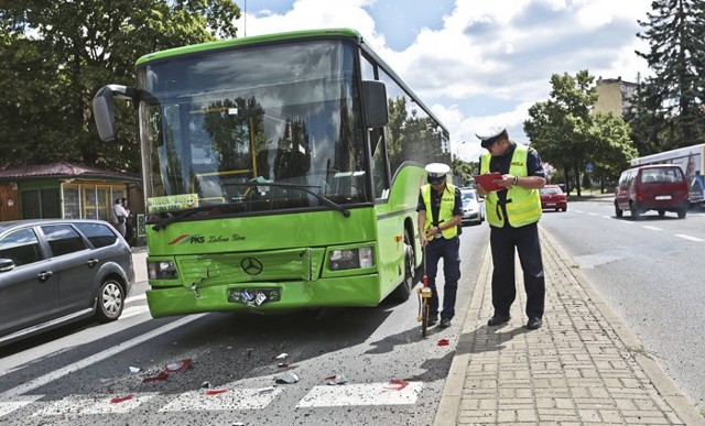 Do wypadku doszło w czwartek, 7 lipca, na skrzyżowaniu ulic Wrocławskiej i Lwowskiej. Kobieta kierująca chevroletem została przewieziona do szpitala.