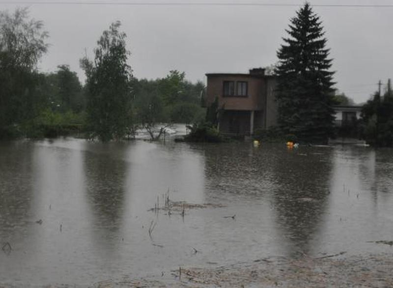 W 1997 i 2010 roku pod wodą znalazły się setki domów i...