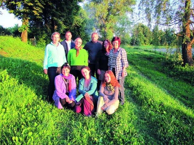 Pamiątkowe zdjęcie Norwegów i ich gospodarzy w gospodarstwie &#8222;Zielona Dolina&#8221; koło Sokółki