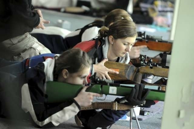 Strzelectwo sportowe realizowane jest w trzech dyscyplinach w zależności od rodzaju używanej broni: strzelba gładkolufowa, karabin, pistolet. W każdej z nich rozgrywane są różne konkurencje, rozgrywane najczęściej według kategorii wiekowych