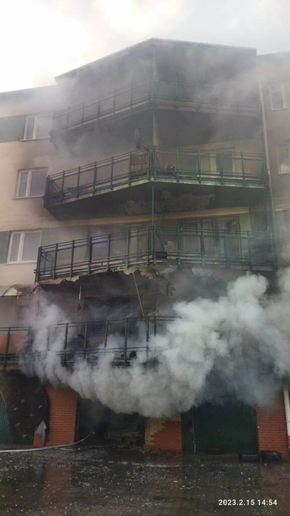 Pożar na Relaksowej wyłączył z użytku 8 mieszkań. 19 osób musiało opuścić swoje domy