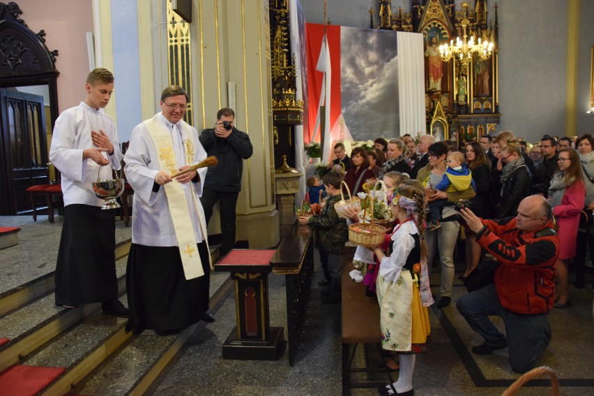 Święcenie pokarmów w śląskich strojach - nowa tradycja w...