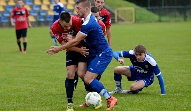 Rasel Dygowo (niebieskie stroje) ograł Gryfa Kamień Pomorski