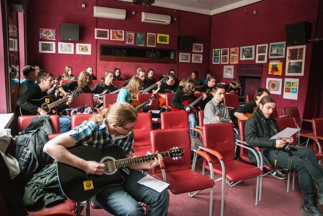 Gitarzyści spotykają się w bocheńskim Młodzieżowym Domu Kultury, żeby poćwiczyć przed wyprawą do Wrocławia