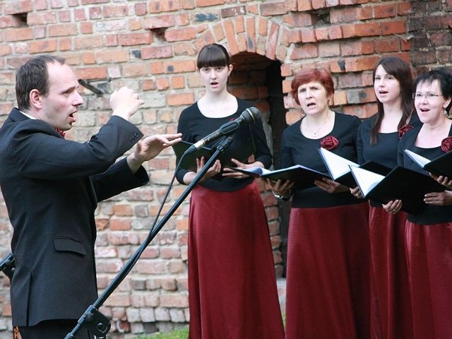 Gospodarzami i inicjatorami imprezy są śpiewacy z Międzyrzeckiego Choru Kameralnego pod batutą Wojciecha Witkowskiego (z lewej).