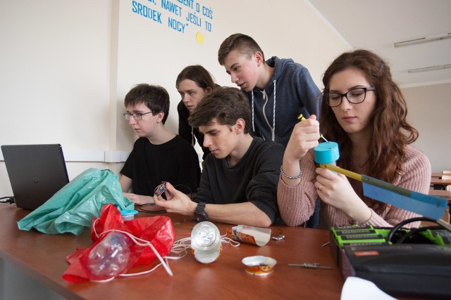 Młodzi konstruktorzy z elektryka nazwali swój zespół RGK-ES, czyli Rocket Genius Klub – Elektryk Słupsk