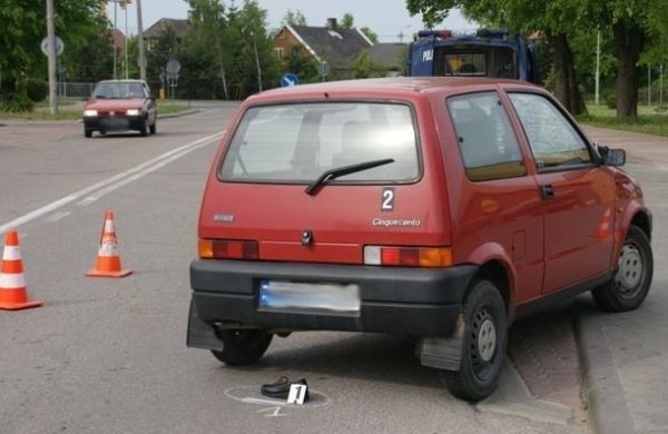 Staruszka szła poboczem, w chwili gdy została potrącona przez samochód.