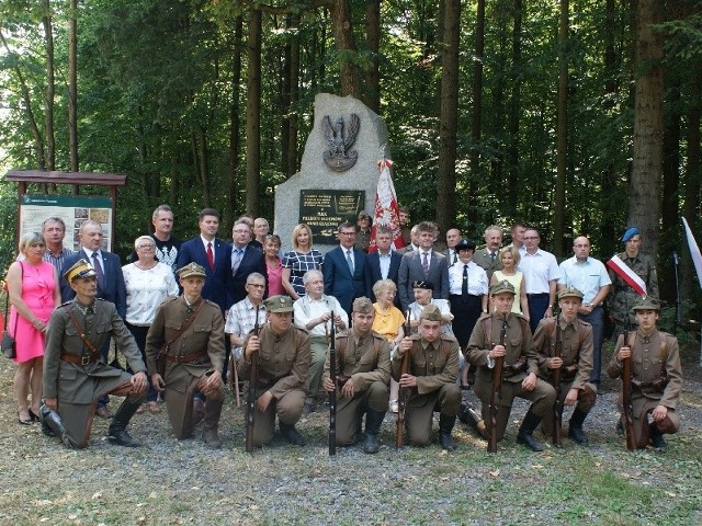 W uroczystości uczestniczyli nie tylko mieszkańcy i władze gminy Zagnańsk, ale także członkowie Stowarzyszenia Rekonstrukcji Historycznych &#8222;Jodła&#8221;, którzy oddali salwę honorową w intencji legionistów.