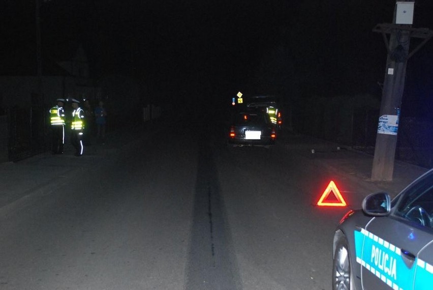 Policjanci ustalają przebieg zdarzenia drogowego w Stubnie w...