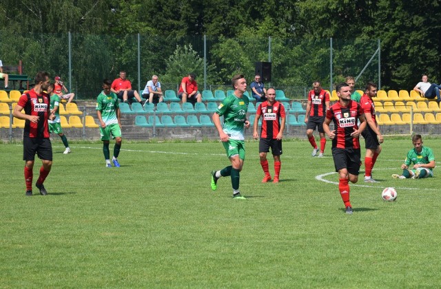 Piłkarze Oskara (w strojach czerwono-czarnych) w sobotę w Przysusze zagrają z Hutnikiem Huta Czechy.