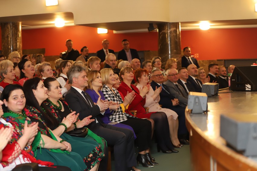Blisko 400 gospodyń wiejskich z powiatu kieleckiego spotkało się w Wojewódzkim Domu Kultury. Przyjęły zaproszenie od minister Anny Krupki