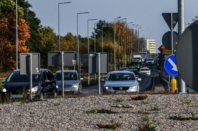 Rondo na trasie Bydgoszcz - Białe Błota. Gdyby istniała obwodnica tego punktu, korki - choćby spowodowane przez protesty rolników - byłyby o wiele mniejsze.