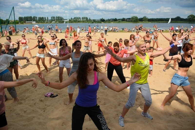 Zumba na plaży. Można trenować co tydzień [FOTO]