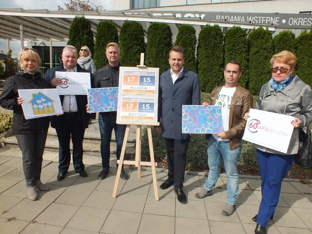 Kandydaci Komitetu Wyborczego Marka Materka z planszami nowych kart powiatowych