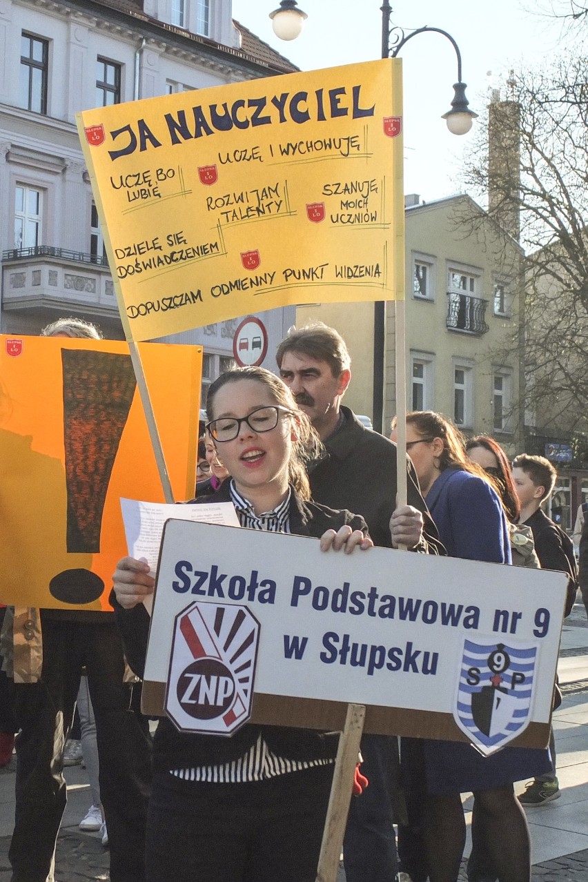 Nauczyciele protestowali w Słupsku (wideo, zdjęcia)