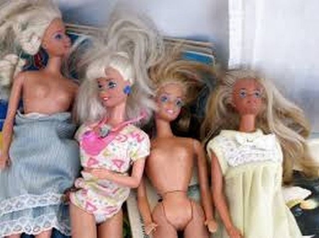 Produkcja sukienek Barbie to od dawna biznes zakrojony na dużą skalę. Dlatego taki dobry projektant, który wyznacza trendy mody Barbie, jest na wagę złota