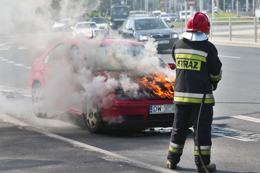 Pożar taksówki na pl. Strzegomskim, Wrocław, 21.07.2016