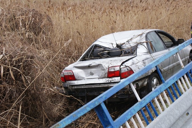 Opel po rozbiciu barierki wpadł do stawu. 