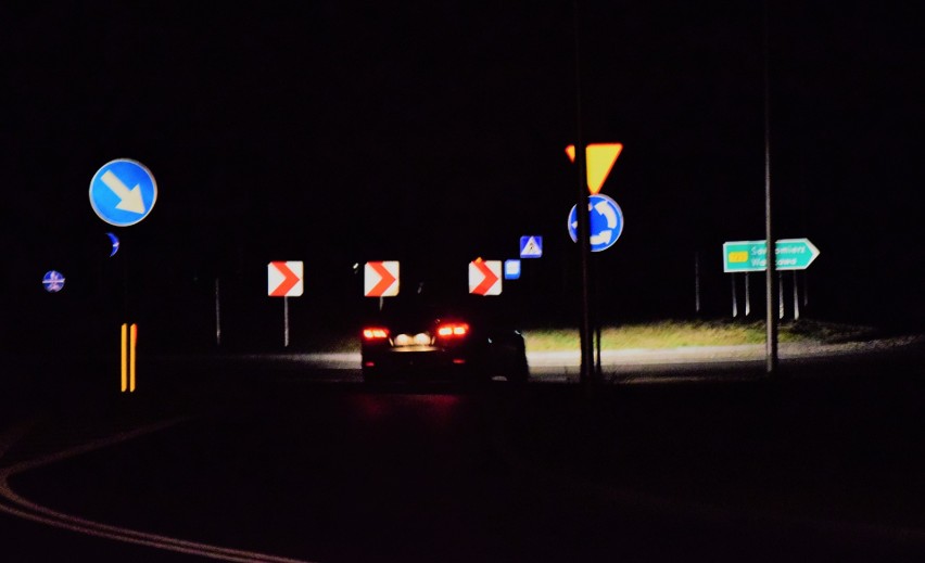 Ciemno na obwodnicy Tarnobrzega. Tylko księżyc i reflektory samochodów oświetlają nową drogę. Jak długo jeszcze? Znamy odpowiedź - zdjęcia