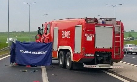 Ciężarowe volvo zderzyło się z osobówką w Orzełku (pow. sępoleński). Nie żyje mężczyzna, do szpitala trafiły dwie osoby.