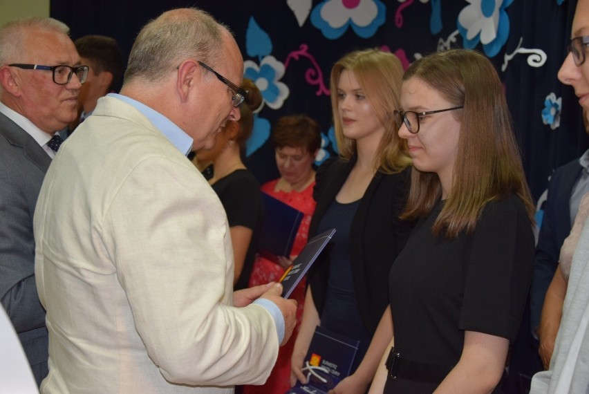 Burmistrz Końskich nagrodził prymusów. W spotkaniu brali udział też ich nauczyciele i rodzice [ZDJĘCIA, FILM]