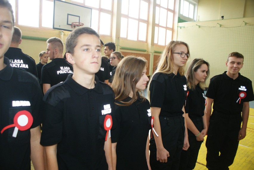 Powiatowy Zespół Szkół w Chęcinach śpiewał hymn wraz z całą Polską [WIDEO, zdjęcia]