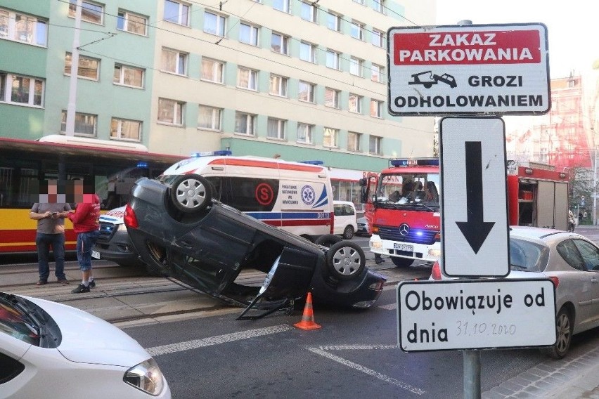 Wrocław: Wypadek na Jedności Narodowej. Samochód przeleciał na boku 100 metrów