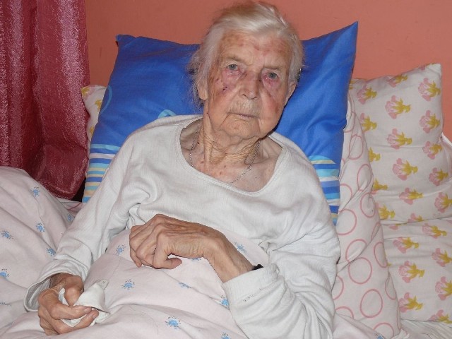 93-latka jest obecnie pod opieką córki Wiesławy, ale cały czas tęskni za swoim starym domem i chce tam kiedyś wrócić.