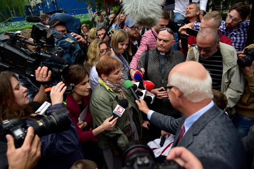 Awantura przed Sejmem. Straż Marszałkowska nie wpuściła działaczki Janiny Ochojskiej 