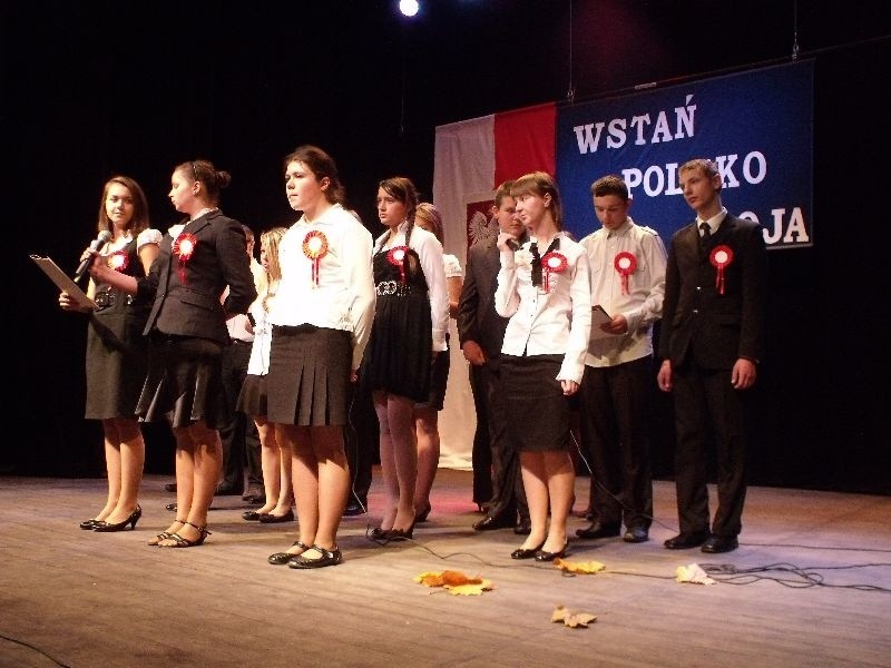 Młodzież przedstawiła program "Wstań, Polsko, wstań”.