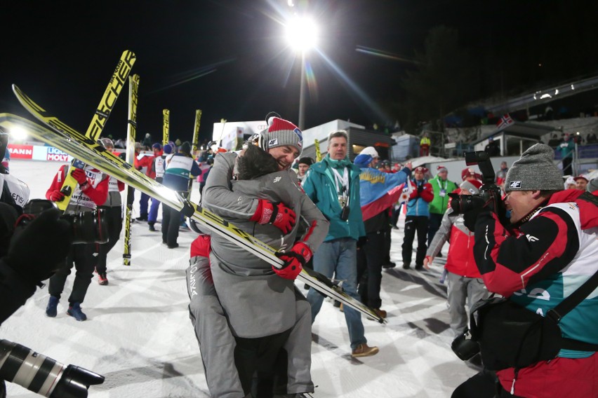 Mistrzostwa świata w Lahti - konkurs drużynowy: Polacy mają złoto! Brawo! Brawo! [wyniki]