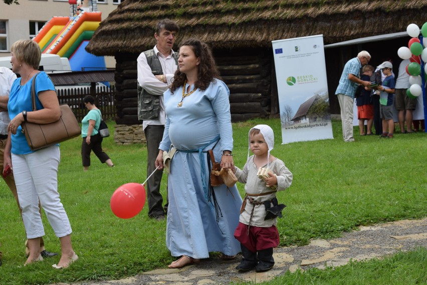 Szymbark. XV Panorama Kultur. W skansenie głośno gra muzyka, jest mnóstwo ludzi, są stoiska z rękodziełem, gospodynie częstują pysznościami